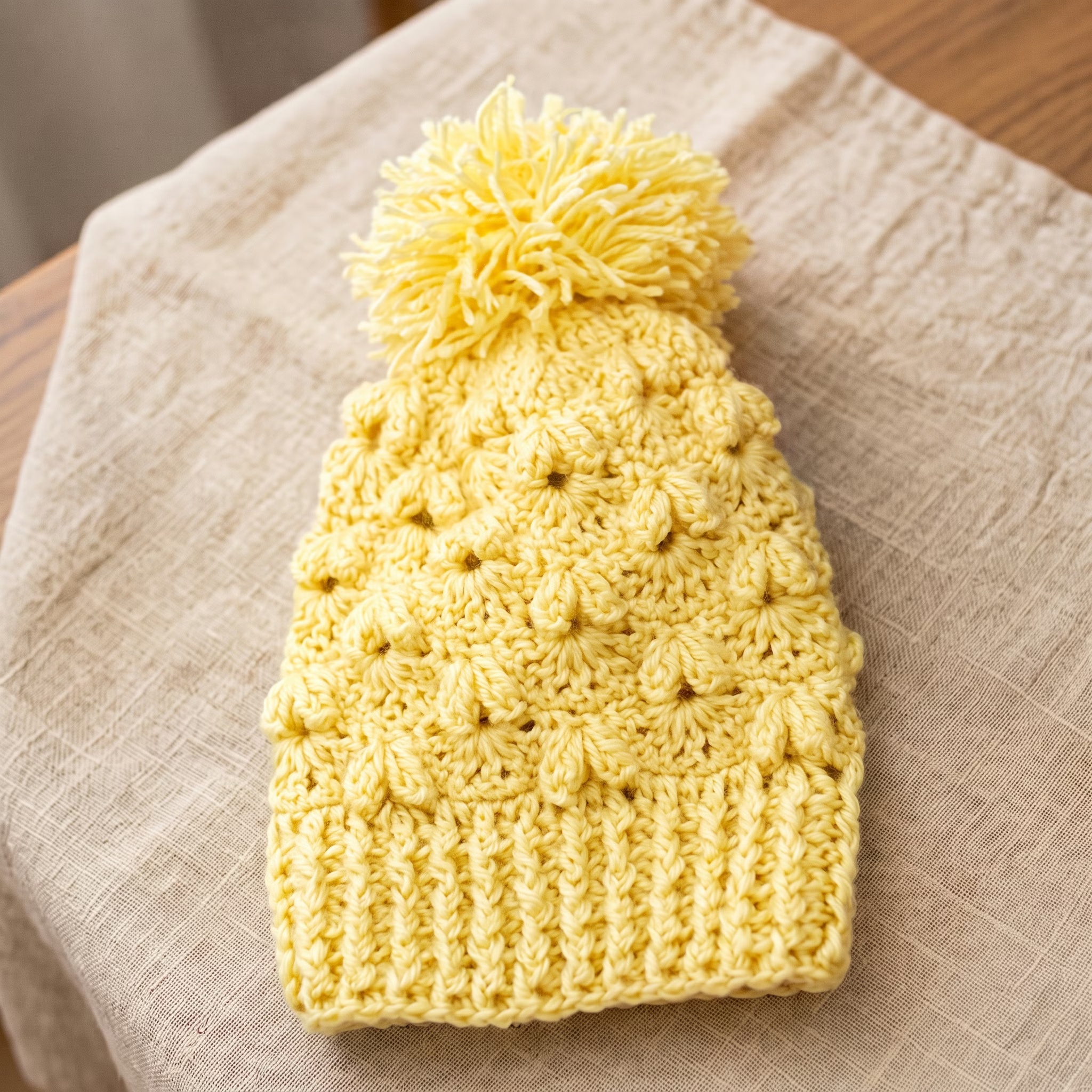 Touca amarela de bebê com pompom