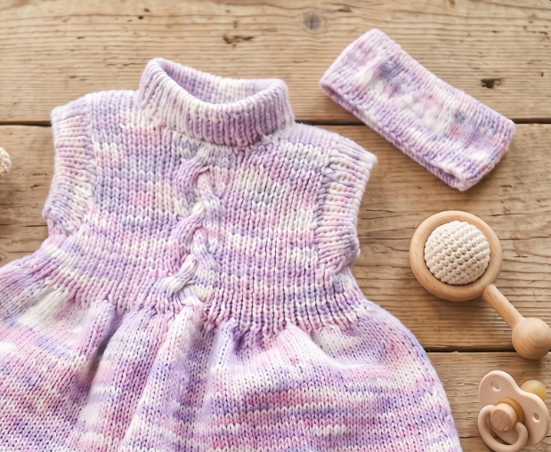 Vestido infantil de tricô em tons claros de rosa e lilás